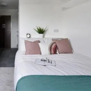 Zeni 6 Bedroom Apartment in Plymouth