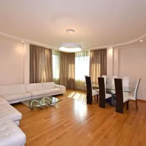 Teryan street, 3 bedrooms Luxury & Grand, Sunny apartment TT663