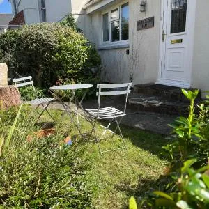 Spacious one bed apartment in a quiet leafy close.