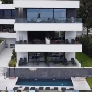 Villa V