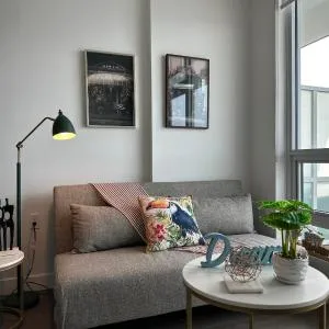 Gorgeous Place In Downtown RMD