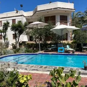 5 bdr family villa with private pool and new AC, 5 min from beach