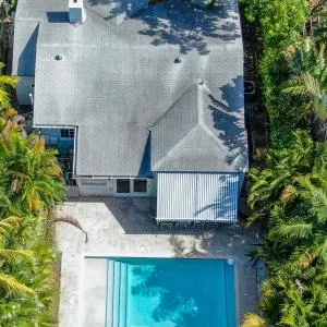 Art Deco Villa Heated Pool Jacuzzi Very Private house on a quite street close to Design District 10 minutes from the Beach -