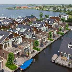 Luxurious home with jetty, in a water-rich holiday park not far from Amsterdam