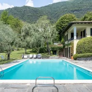 [Villa Balbianello] Pool and Covered Parking