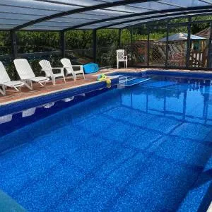 Just 4 min walk to Beach, Pubs, Shops, Htd Pool, Hottub, Games rm, BBQ's, Gdns, Parking, WiFi