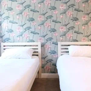 Bee Stays - Crossbar Hotel