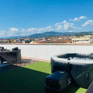 Rilassante SuperAttico con Viste sulle Coline e Jacuzzi - Perfetta Fuga Romantica