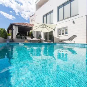 Luxury Apartment Solis - Private Heated Pool