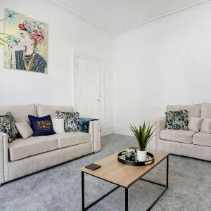 Spacious & Modern Oasis, 4-Bed House, Sleeps 7