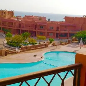 شالية على البحر والبسين بالعين السخنة بقرية امباير ريزورت