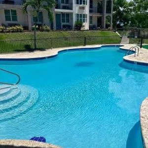 Lovely 2 bedroom condo with pool and beach access