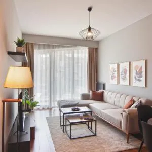 Modern Apt With City Views - Central Location