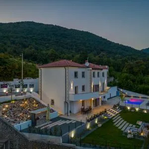 Villa Montana - Luxury Apartment Carrera with outdoor swiming pool