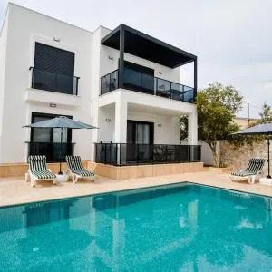 Brand New 2 Bedroom Top Floor Apartment with Pool B/2