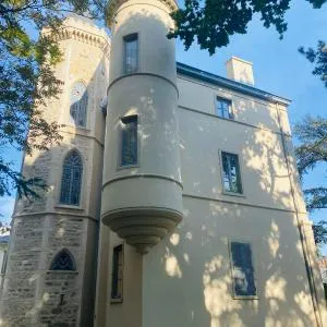 Château GrandClément en ville dans son cadre verdoyant avec piscine
