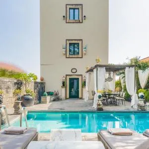 Villa Urbis Taormina, luxury villa in the heart of Taormina with swimming pool & lift