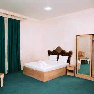 LEON HOTEL