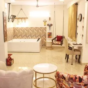 Luxury Jacuzzi Spa Tub 1BHK Suite South Delhi (11)