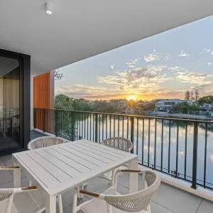 The Riverview - Brand New Modern 2BR with King Bed, Parking & Pool