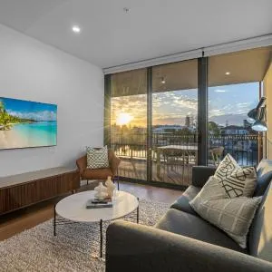 The Riverview - Brand New Modern 2BR with King Bed, Parking & Pool