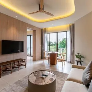 Stylish 1 Bedroom Apartment with Golf View, Steps from Bang Tao Beach, Allamanda Laguna