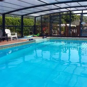 Just 4 min walk to Beach, Pubs, Shops, Htd Pool, Hottub, Games rm, BBQ's, Gdns, Parking, WiFi