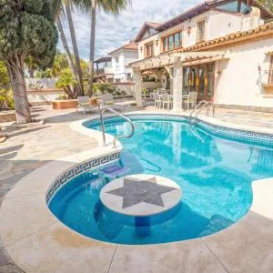 Villa Luna- Pool with Jacuzzi by the Beach