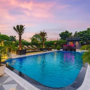 StayVista's Jawa Farm - Outdoor Pool, Vast Lawn & Terrace