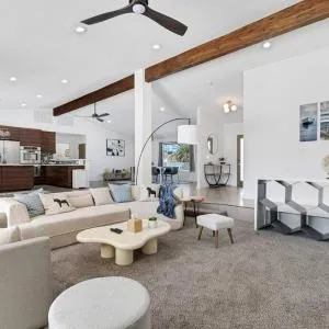 Prime Location! Hidden Oasis 4 BR 10 min to Strip