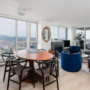 Luxury 2 Bed 2 Bath Condo Downtown Vancouver with Free Parking