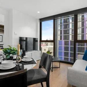 Stunning 2BR Apartment in Melb CBD with Pool and Gym