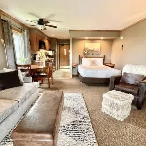 Ski in Ski out Cozy Studio Condo, Pool, Hot Tub, Views of Moose Mtn
