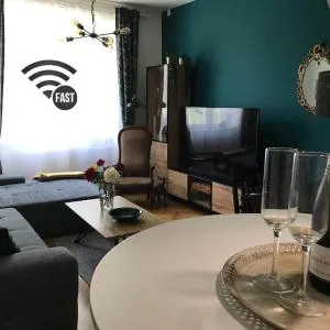 S8 Luxury 2 Room Apt OldTown - Foodstore, Crib, BabyChair, Netflix, PC Screen, UnlimMusic