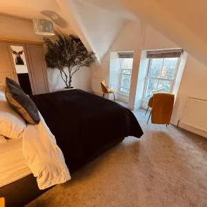 Lola's Loft with Lake Views - Central Bowness - Pet Friendly