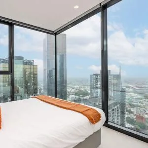 180 Degrees City Views, 2BR Apartment with Pool, Spa and Gym