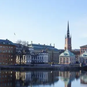 Luxury Summer Apartment - 5 Minutes from Airport