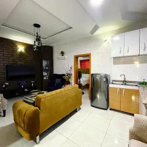 Modern 2BDR Apt - 247 power supply, Porch, Wi-Fi,Kitchenette & 5 mins DRV to Airport