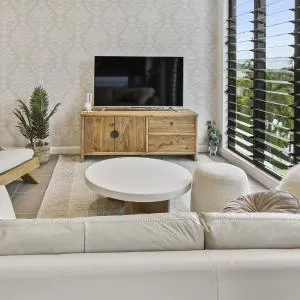 Ocean Horizons with Coral Sea Views
