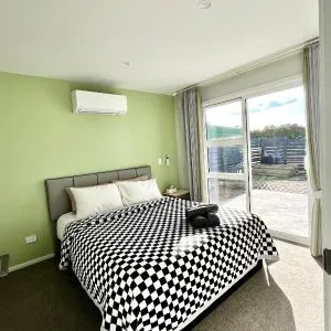 Brand new Lakeside cozy two queen rooms