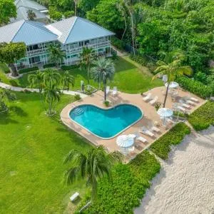 7 Mile Beach, 2BR Ground Floor Oceanfront Condo with Pool and large Patio, Sleeps 6