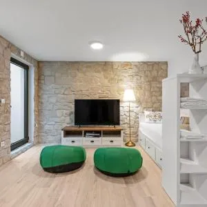 Villa Tria Quercus with Rooftop Pool