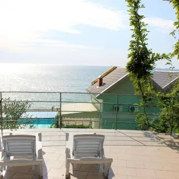 Подвійний котедж з терасою біля моря Совіньон Hotel Review