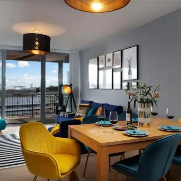 PENTHOUSE Plymouth Apartment- Sea View- Sleeps 7 - Private Parking - Habita Property Hotel Review