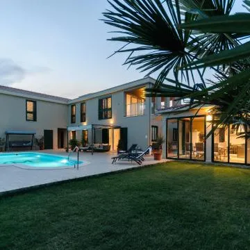 Villa Marta Luxury House with Heated Pool Hotel Review