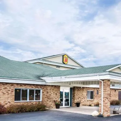 Super 8 by Wyndham Osseo WI, מלון בOsseo
