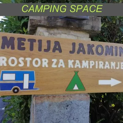 Camping Jakomin โรงแรมในโคเปร์