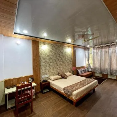 Plaza Hotel โรงแรมในPithorāgarh