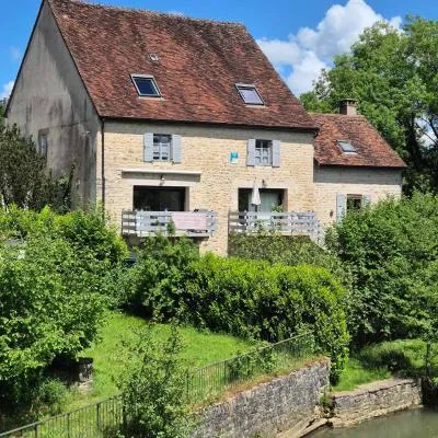 Au Lavoir du Serein "La Billaude" et "La Langouette", hotel v destinaci Saint-Germain-lès-Arlay