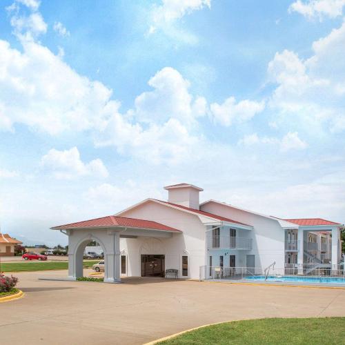 Image of Super 8 by Wyndham Springdale AR
